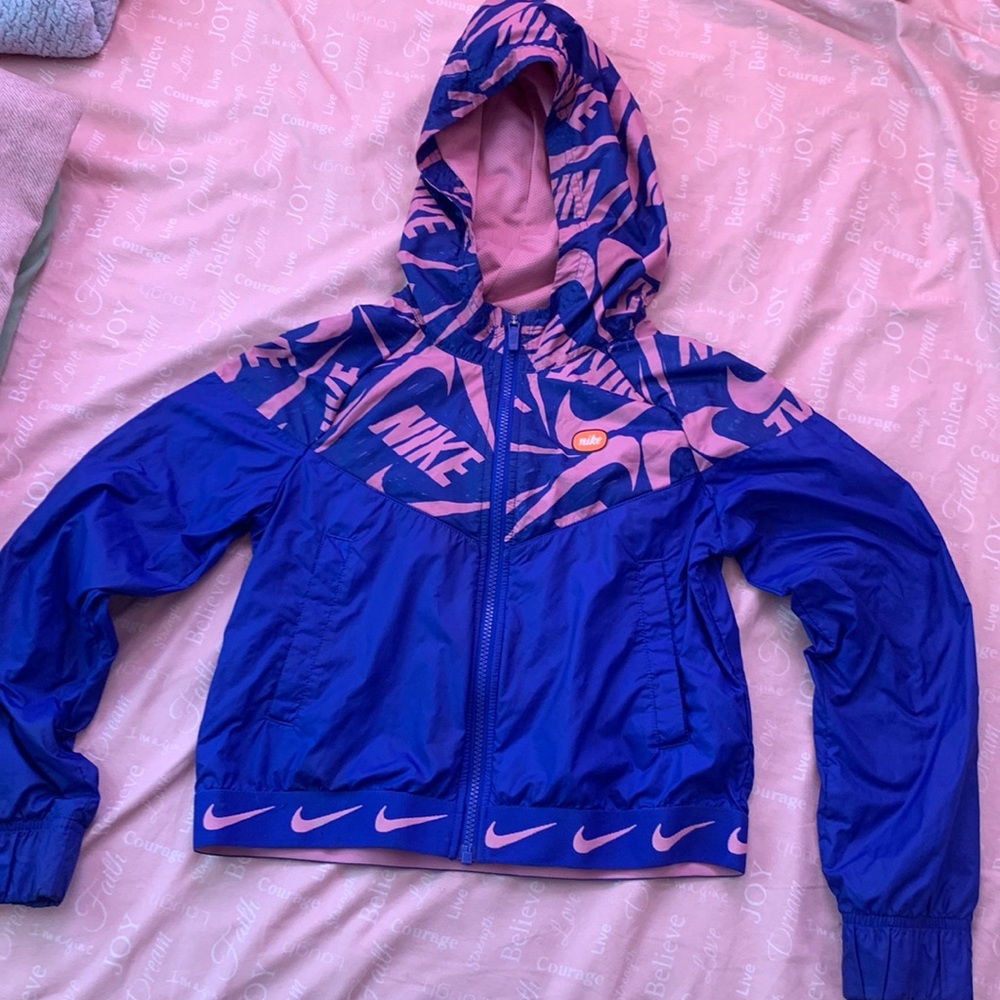 Girl Nike sportswear Windrunner